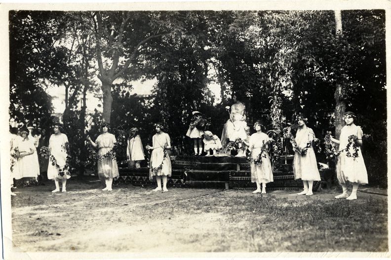 dancegirls1920.jpg